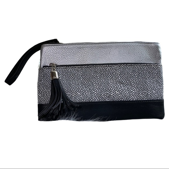 EXPRESS PEBBLED FAUX LEATHER TASSLED BLACK WHITE AND SILVER ZIP WRISTLET - Picture 2 of 16